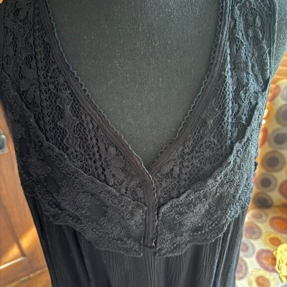 Knox Rose Black Gauzy Lace V-neck Sleeveless Top - Picture 2 of 10